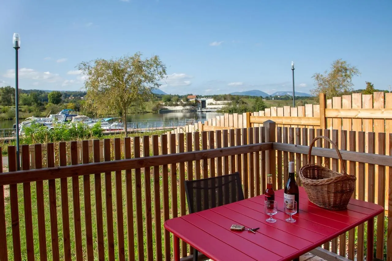 Les Lodges De La Viarhona / Cabane-Spa Virignin