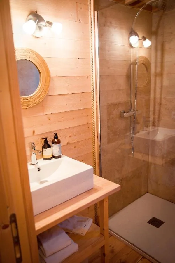Les Lodges De La Viarhona / Cabane-Spa Virignin France