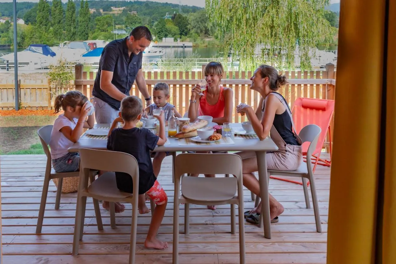 Les Lodges De La Viarhona / Cabane-Spa Virignin