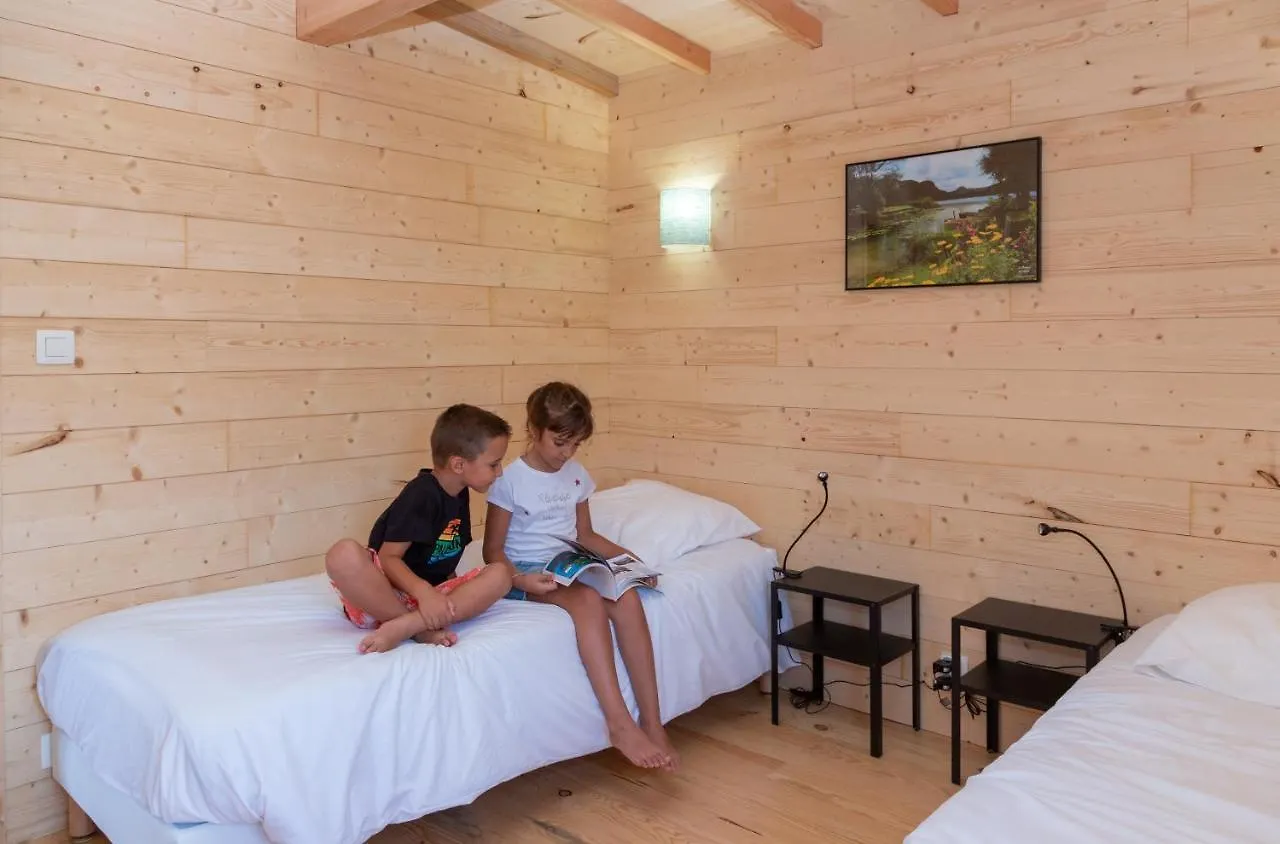 Les Lodges De La Viarhona / Cabane-Spa Virignin