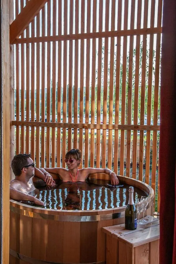 Les Lodges De La Viarhona / Cabane-Spa Virignin France